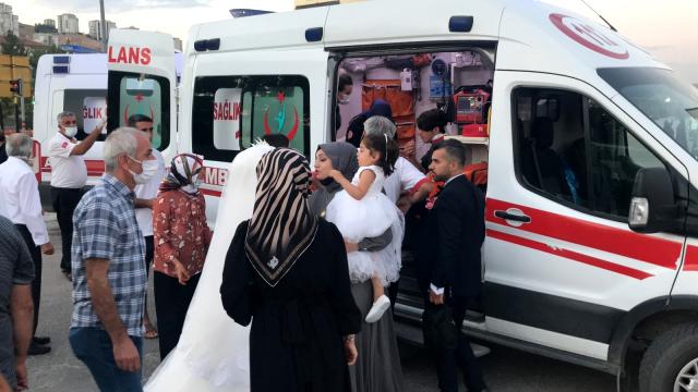dugun-konvoyundaki-arac-kaza-yapti-yaralinin-kimligini-ogrenen-gelin-ambulansa-kostu-002.jpeg
