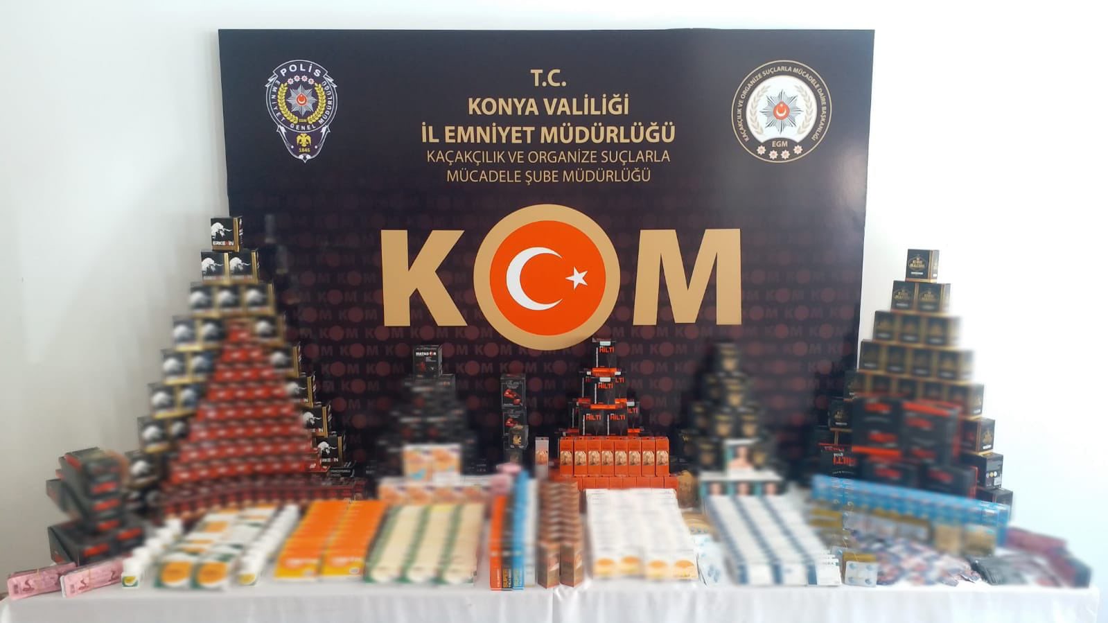konyada-polis-750-bin-tllik-kacak-urun-ele-gecirdi-aralarinda-cinsel-icerikli-onlar-da-var-001.jpg