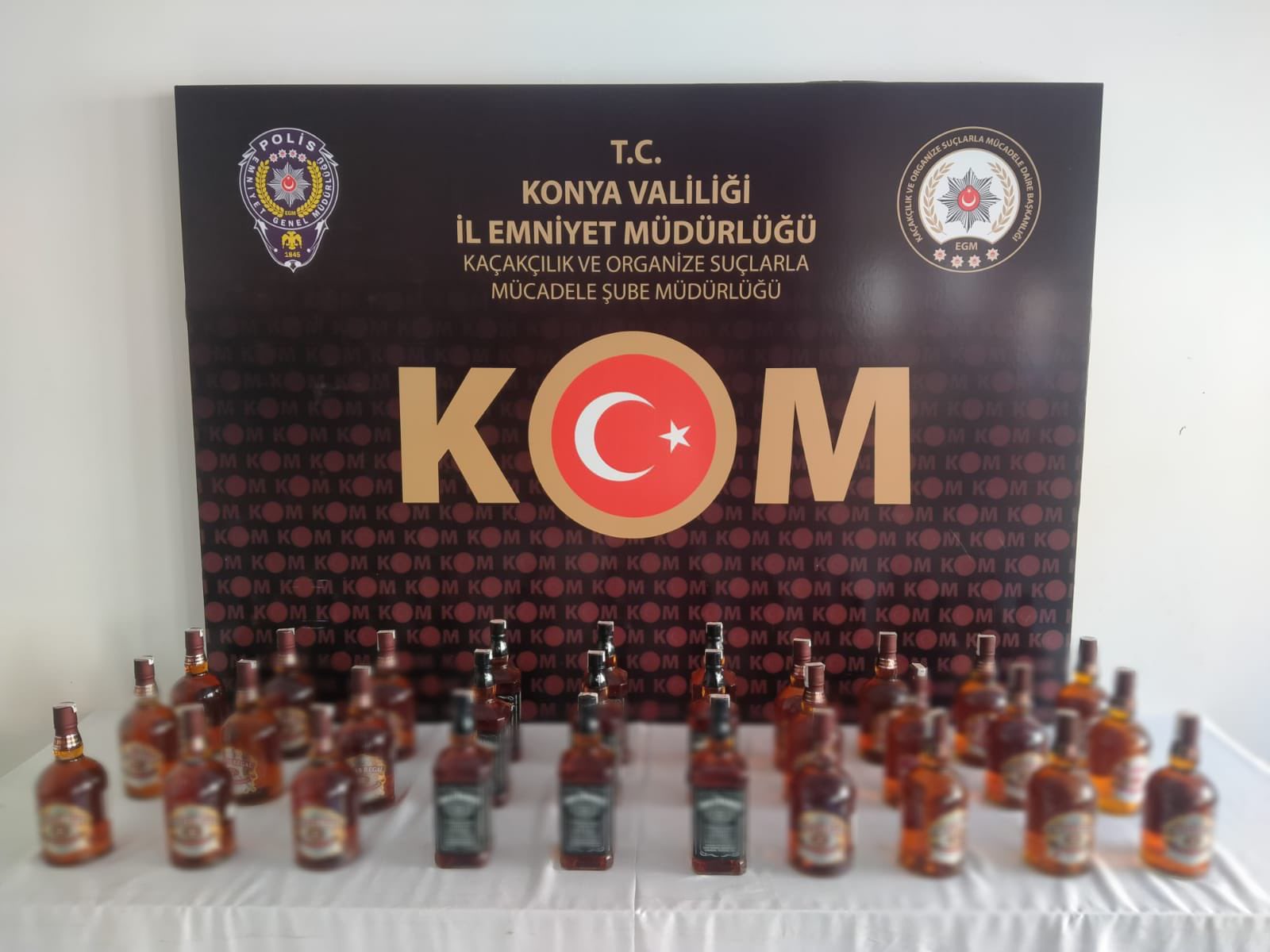 konyada-polis-750-bin-tllik-kacak-urun-ele-gecirdi-aralarinda-cinsel-icerikli-onlar-da-var-003.jpg