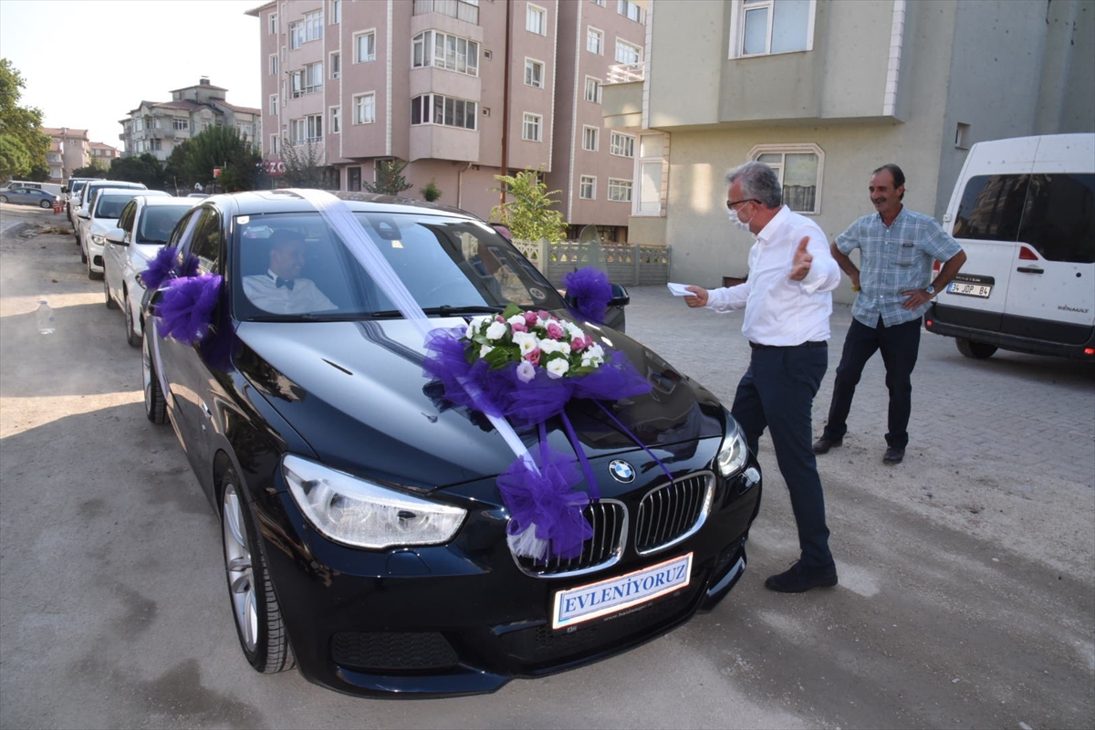 belediye-baskani-dugun-arabasinin-onune-gecti-aldigi-bahsisle-vatandaslara-cay-ismarladi-2.jpg