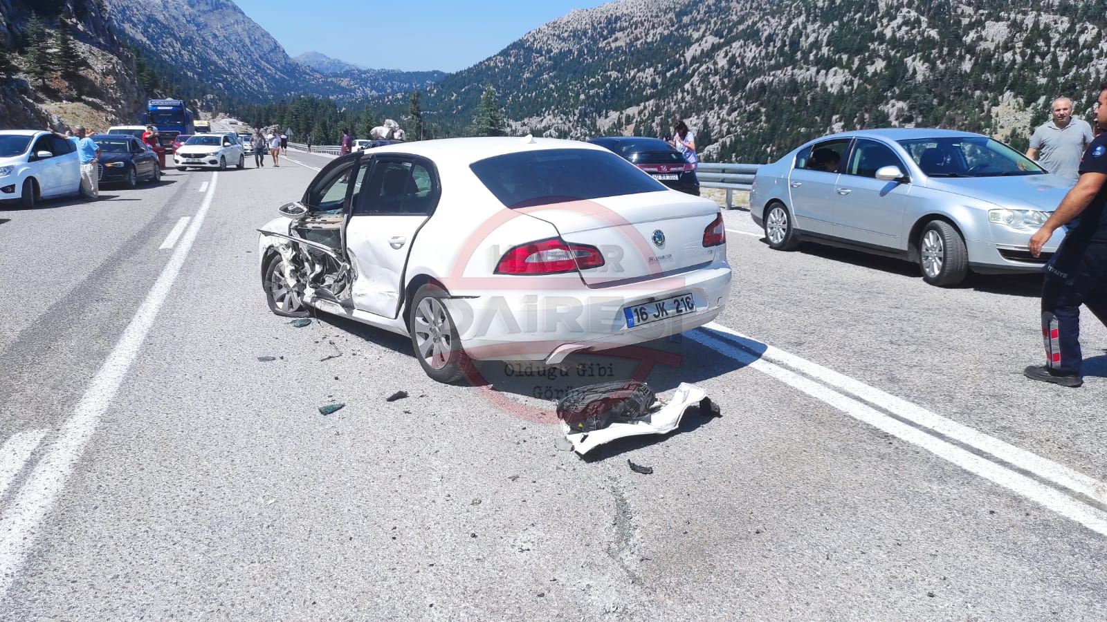 konya-antalya-kara-yolunda-feci-kaza-yarali-kurtuldular-001.jpg
