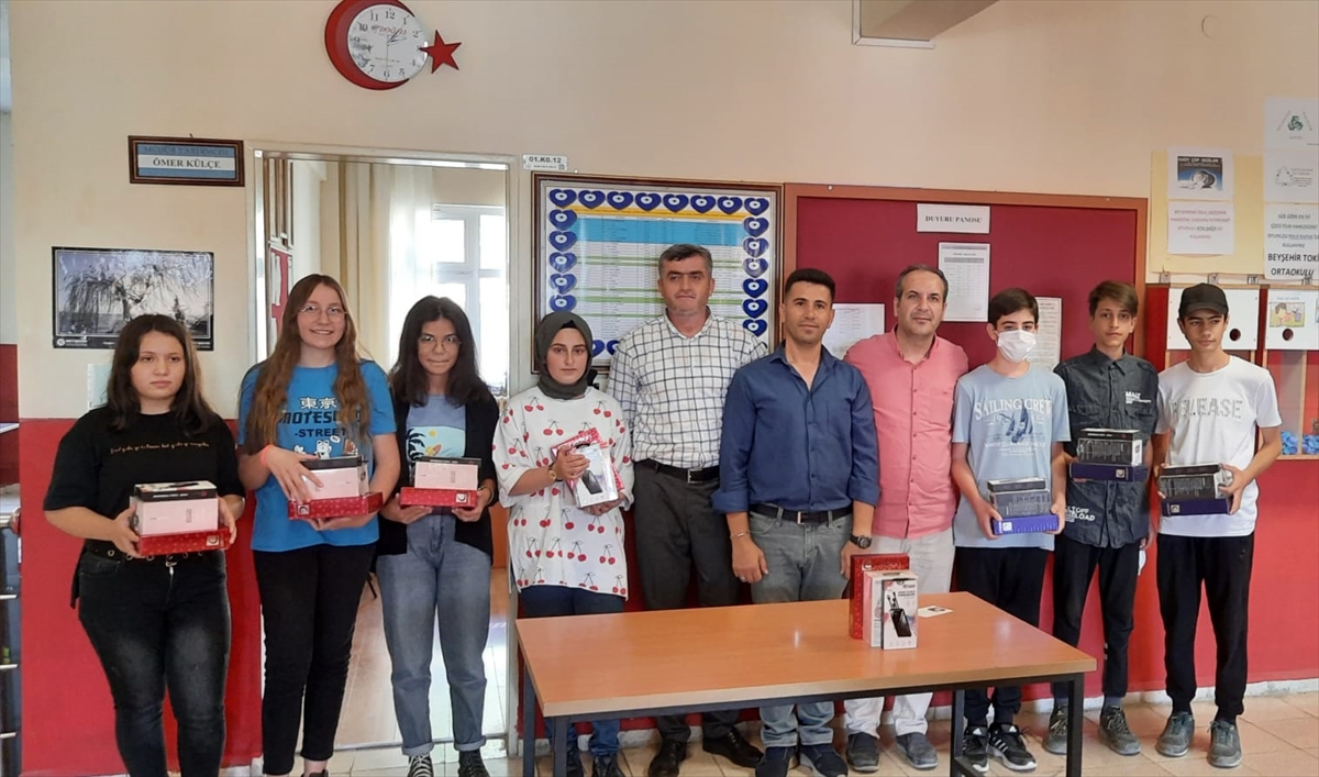 konyada-mahalle-muhtari-maasiyla-hediye-alip-fen-lisesini-kazanan-ogrencileri-odullendirdi-001.jpg