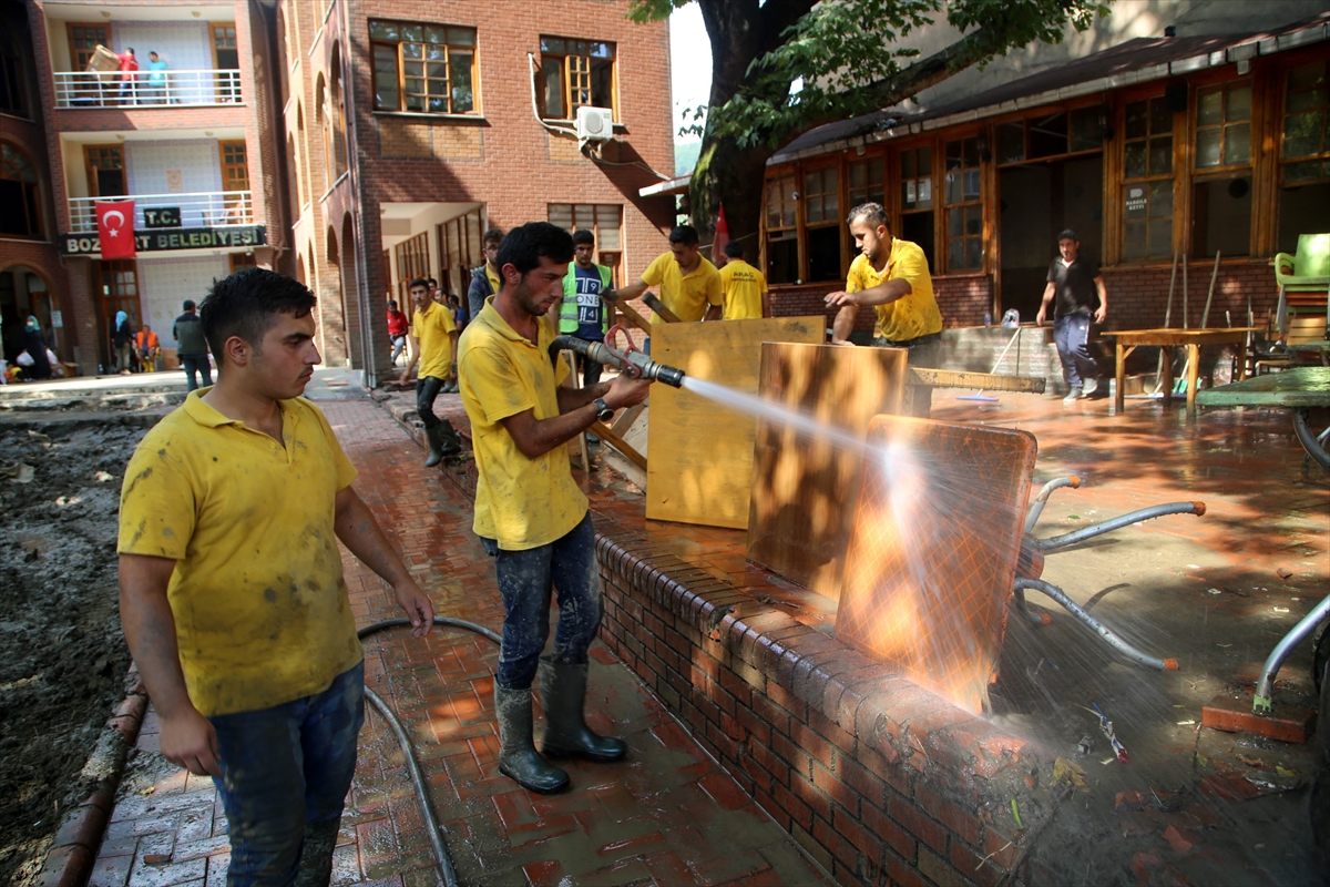 selin-vurdugu-bozkurtta-camurdan-temizlenen-sokaklar-yikaniyor-4.jpg