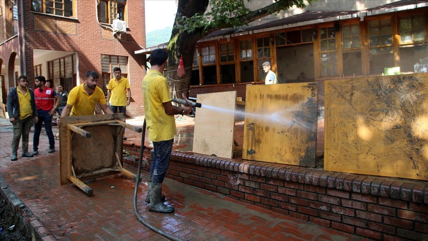 selin-vurdugu-bozkurtta-camurdan-temizlenen-sokaklar-yikaniyor.jpg