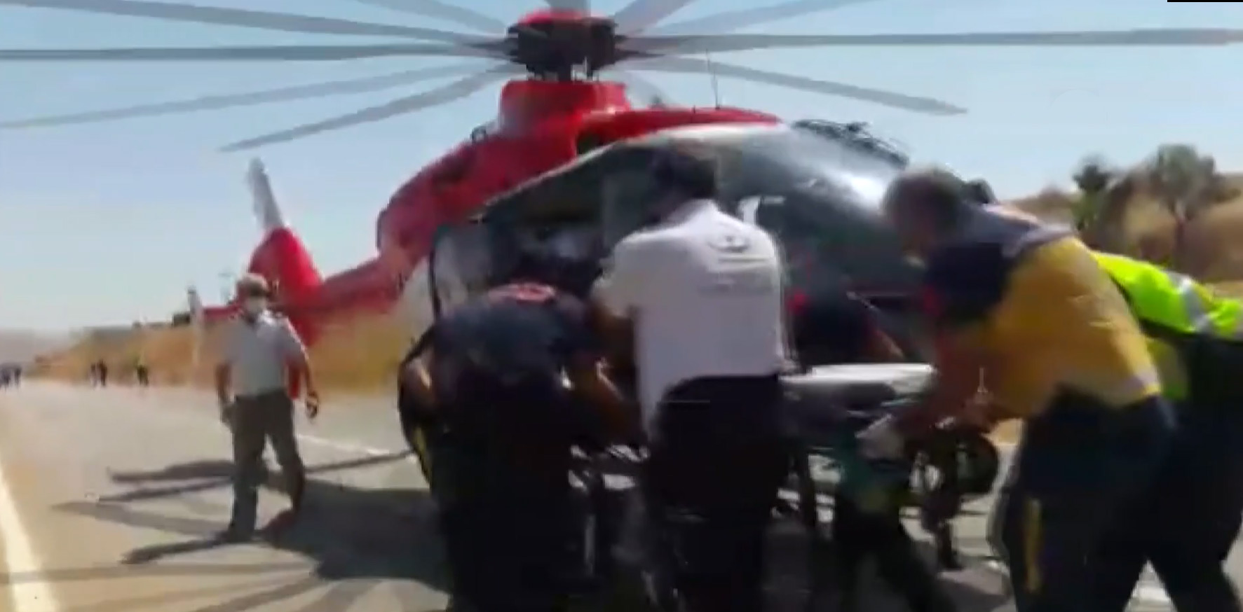 helikopter-ambulans-kara-yoluna-inis-yapti1.jpg