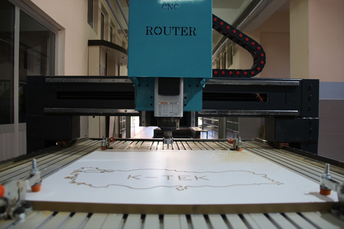 konyada-meslek-lisesi-ogrencileri-okullarinda-cnc-makinesi-uretti-5.jpg