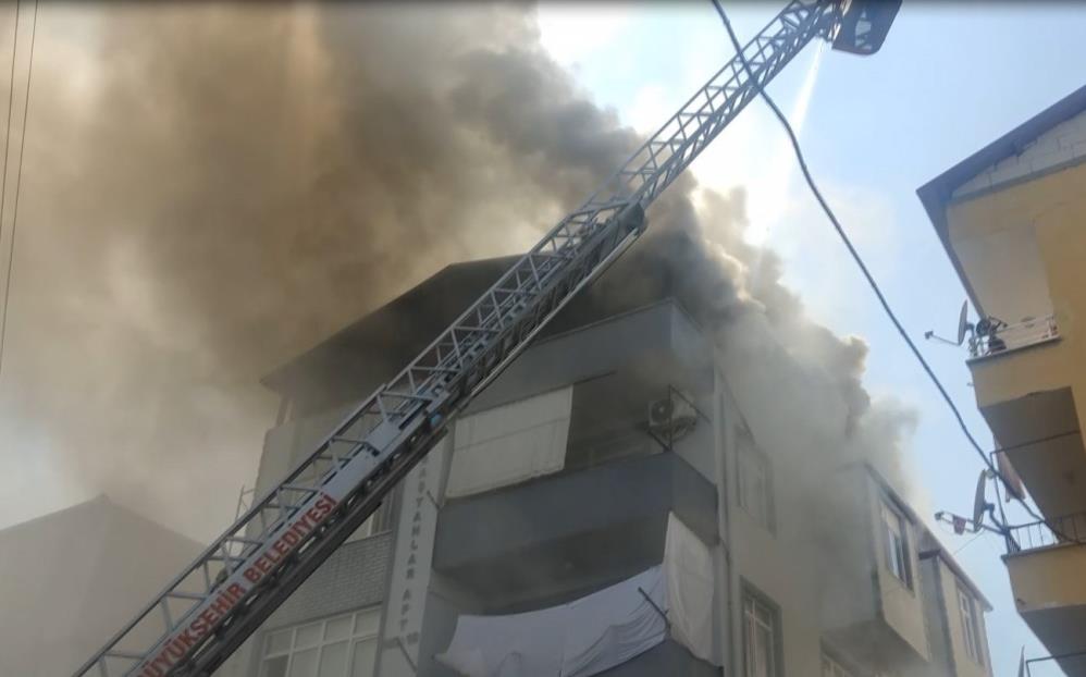 4-katli-binadaki-yangin-mahalleliyi-sokaga-doktu6.jpg