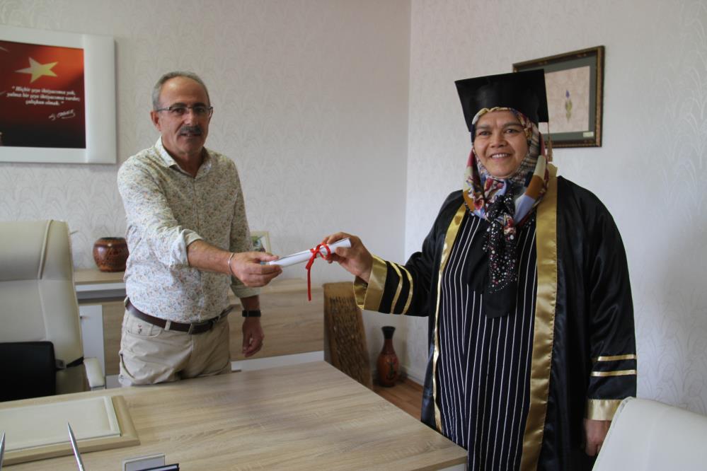 lise-diplomasini-58-yasinda-kep-giyip-aldi-konyali-3-cocuk-annesinin-hedefi-buyuk.jpg