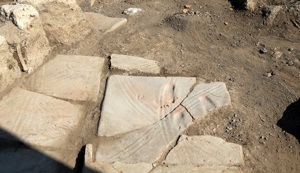assos-kazilarinda-bir-bebege-ait-1300-yillik-ayak-izleri-bulundu-7.jpg