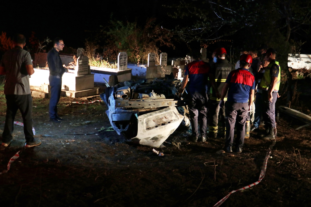 takla-atarak-agaca-carpan-otomobil-yandi-alevler-arasinda-kalan-surucu-oldu.jpg