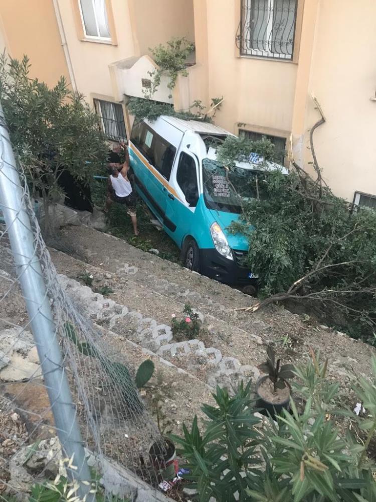 dugune-gidenleri-tasiyan-minibus-apartman-bahcesine-dustu-20-yarali-var-001.jpeg