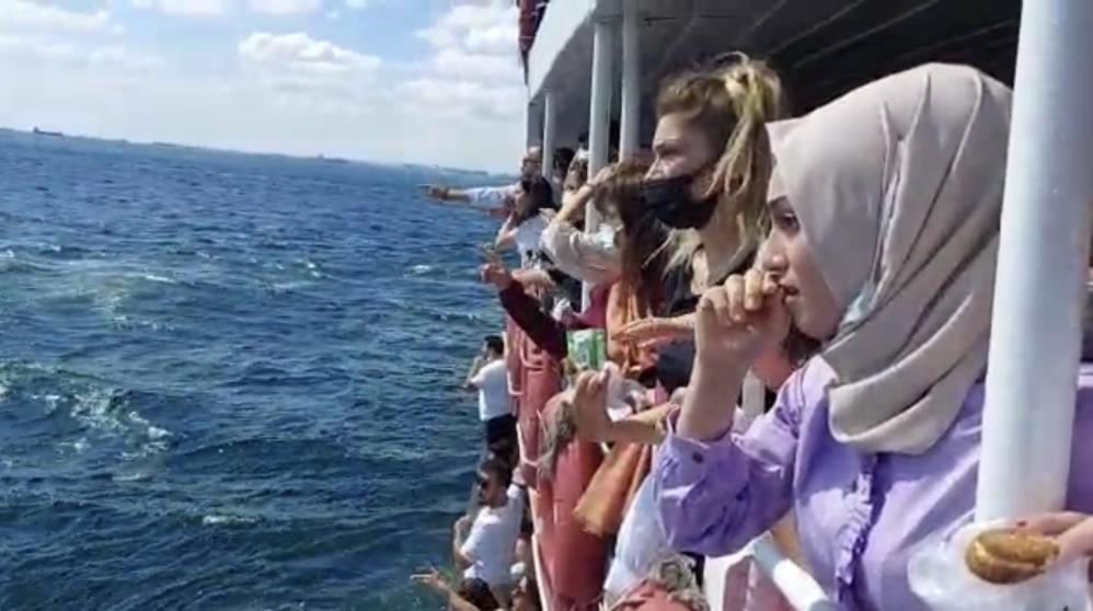 istanbulda-vapurdan-dusen-yolcu-hayatini-kaybetti5.jpg