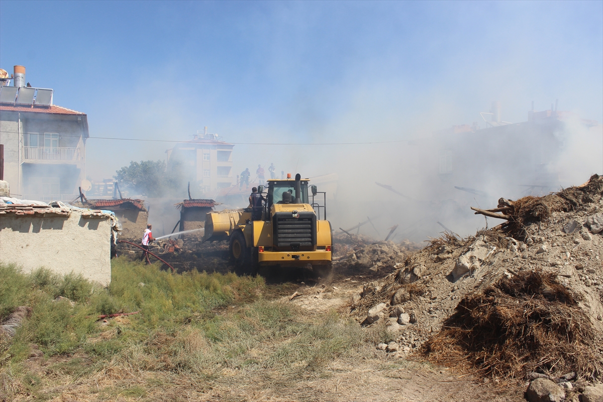 konyada-ayni-bolge-bir-ayda-4uncu-kez-yandi-ekipler-evlere-sicramamasi-seferber-oldu-001.jpg
