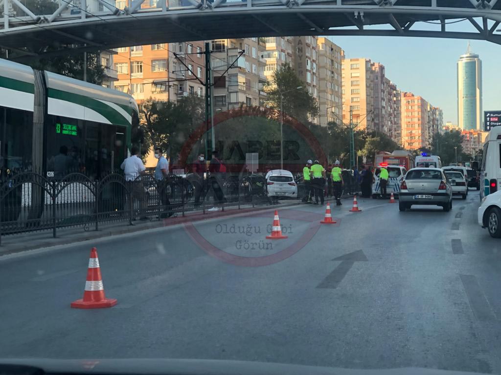 konyada-carpisan-iki-otomobil-tramvay-yoluna-girdi-yaralilar-var-001.jpg
