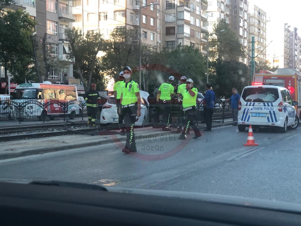 konyada-carpisan-iki-otomobil-tramvay-yoluna-girdi-yaralilar-var-002.jpg
