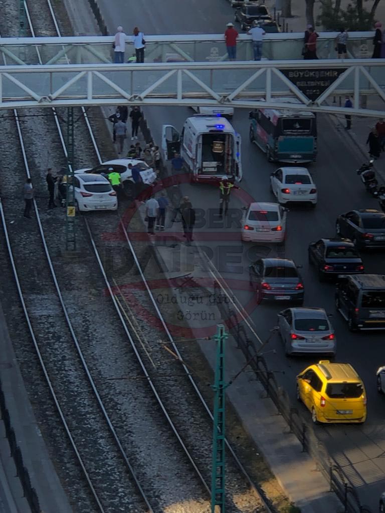 konyada-carpisan-iki-otomobil-tramvay-yoluna-girdi-yaralilar-var.jpg