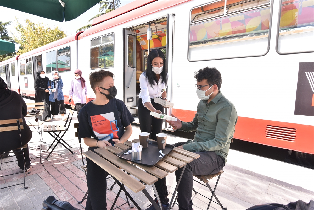 konya-buyuksehir-belediyesinden-tramvaylarda-vatandaslara-kitap-surprizi-3.jpg