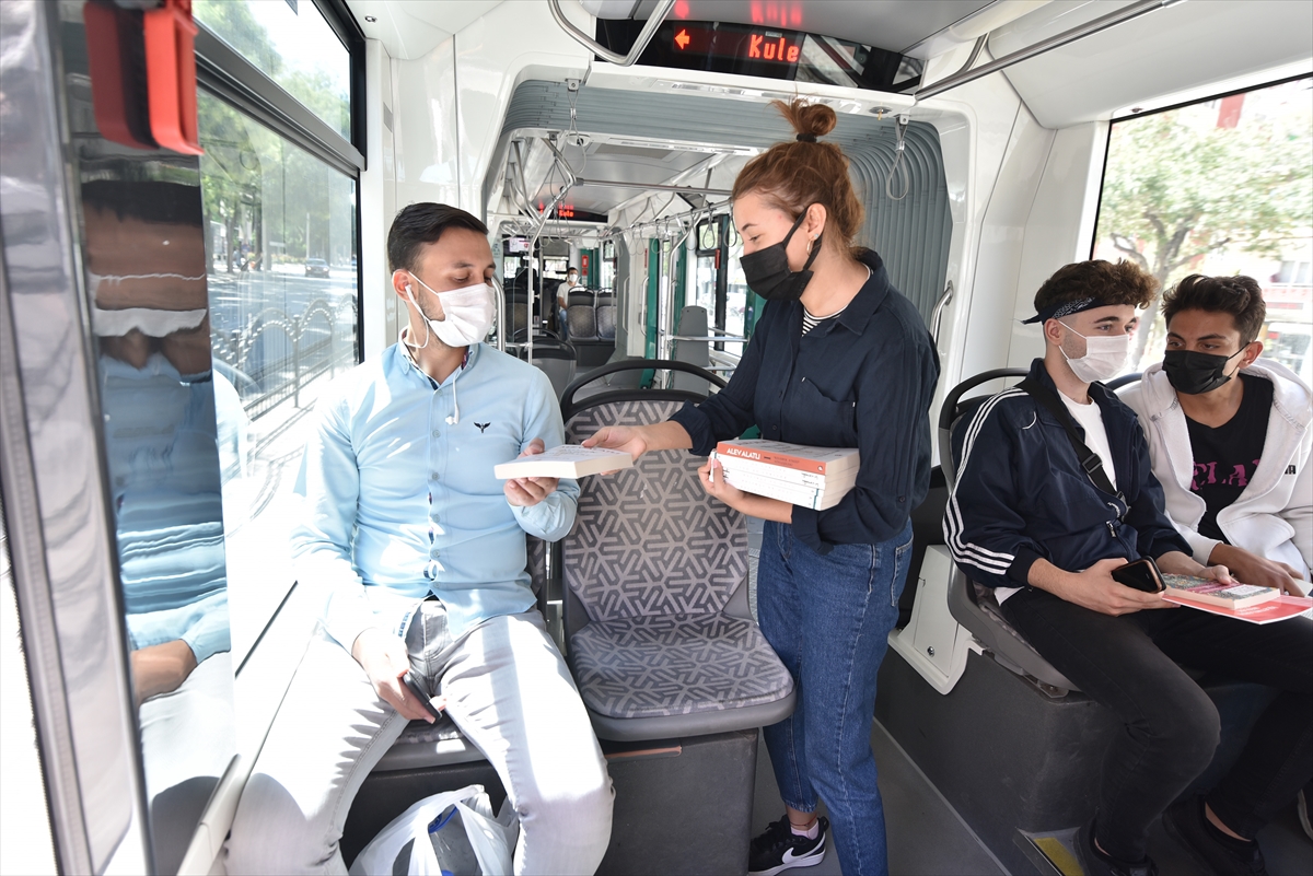konya-buyuksehir-belediyesinden-tramvaylarda-vatandaslara-kitap-surprizi-5.jpg