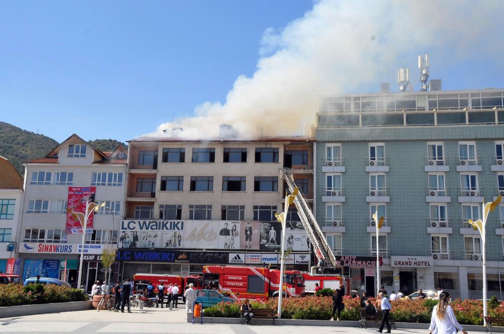 konyada-5-katli-binada-yangin-panigi-cati-coktu-cevre-ilcelerden-de-destek-cagrildi-007.jpg
