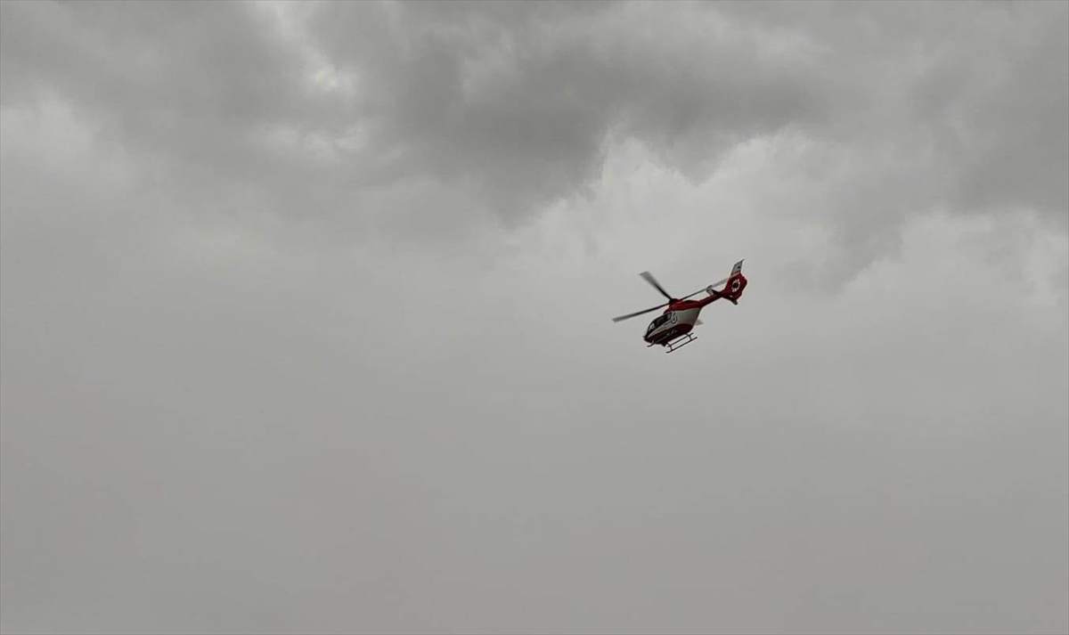 ambulans-helikopter-kalp-krizi-geciren-hasta-icin-havalandi-1.jpg