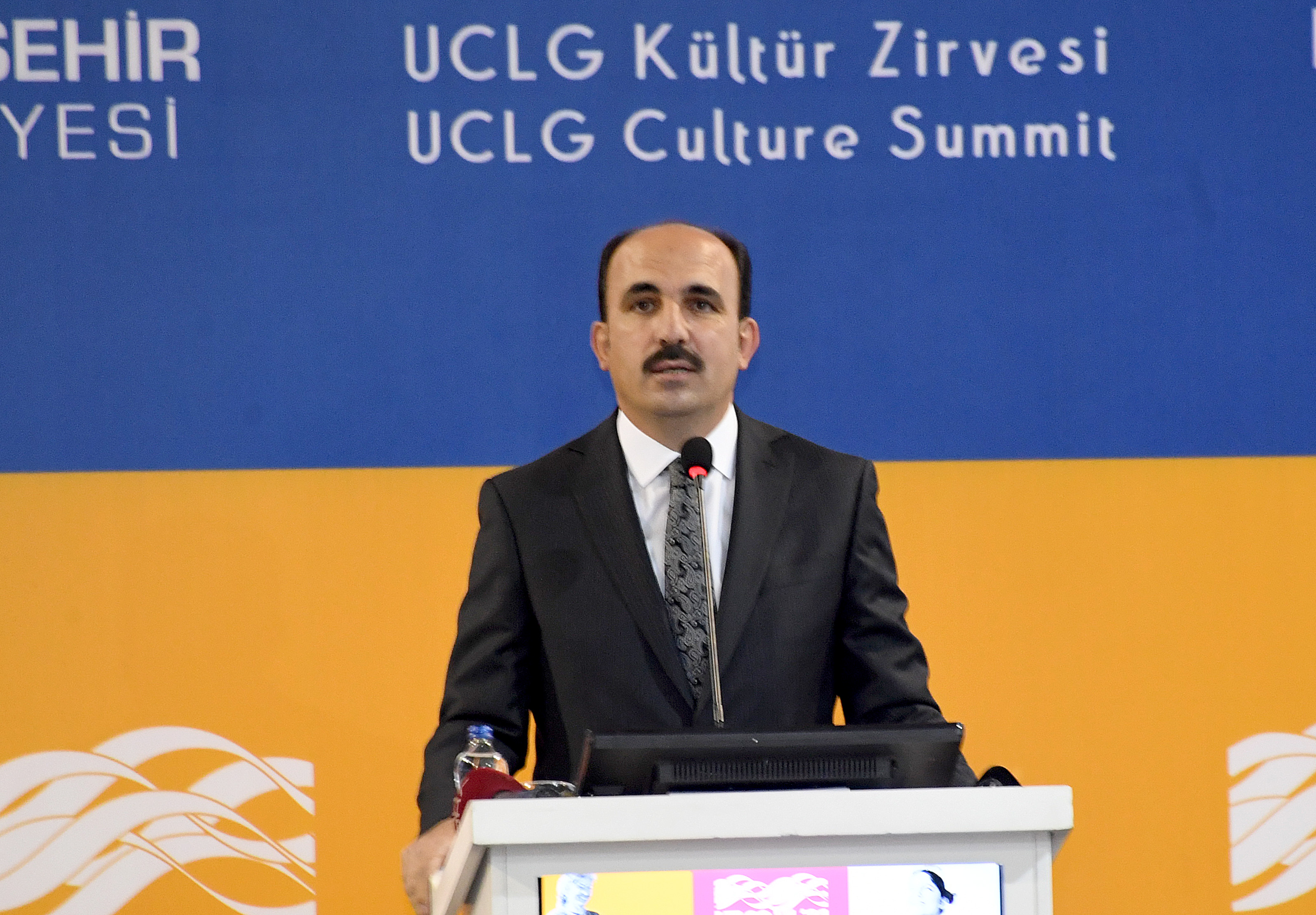 baskan-altay-uclg-2021-izmir-kultur-zirvesine-katildi3.jpg