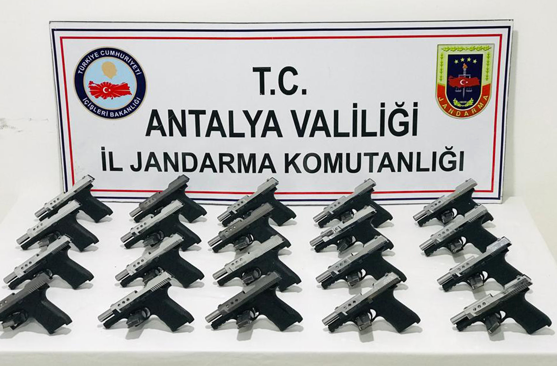 takip-konyada-basladi-antalyada-bitti-2-kadinin-alisveris-posetinden-20-tabanca-cikti.jpg
