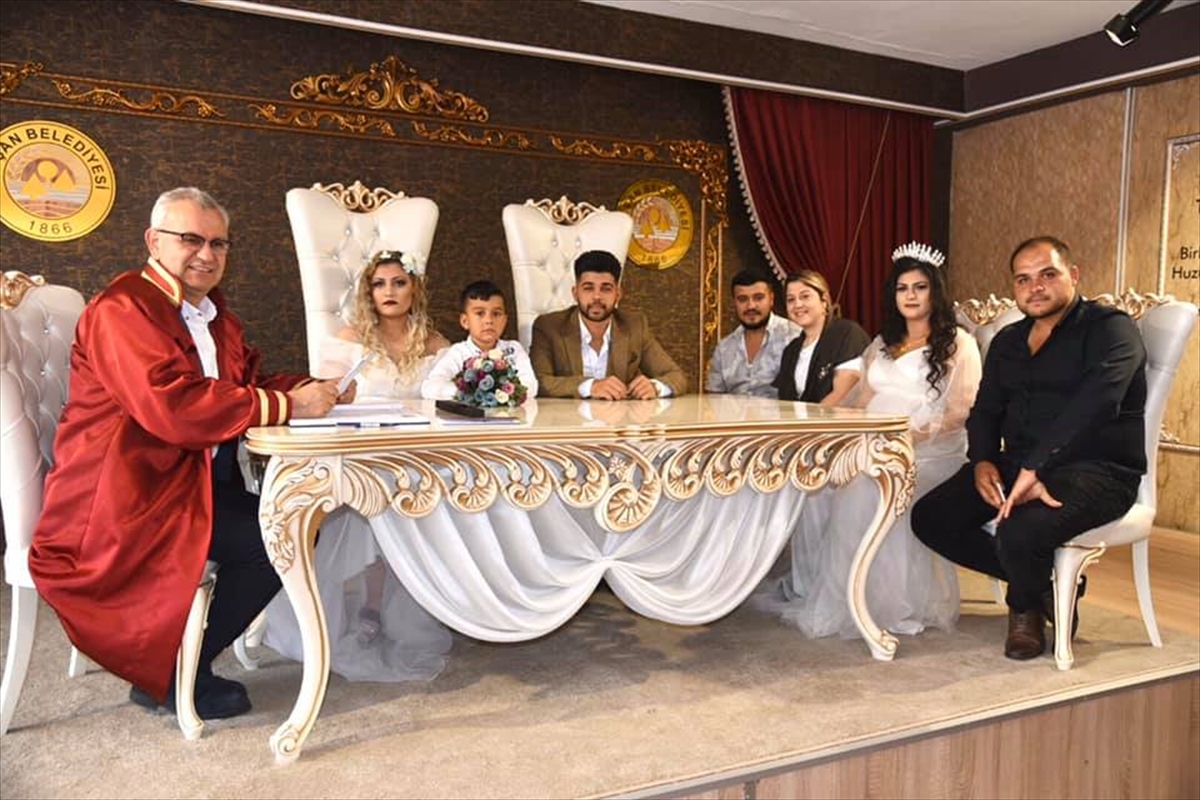 bes-dakika-arayla-evlenen-kuzenler-birbirlerinin-nikah-sahidi-oldu-2.jpg