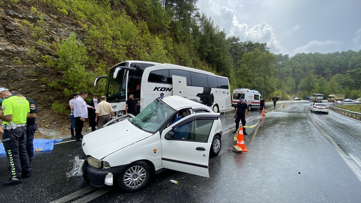konya-antalya-yolunda-yolcu-otobusu-otomobille-carpisti-2-olu-2-yarali-var-002.jpg