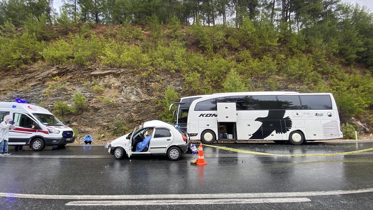 konya-antalya-yolunda-yolcu-otobusu-otomobille-carpisti-2-olu-2-yarali-var-004.jpg