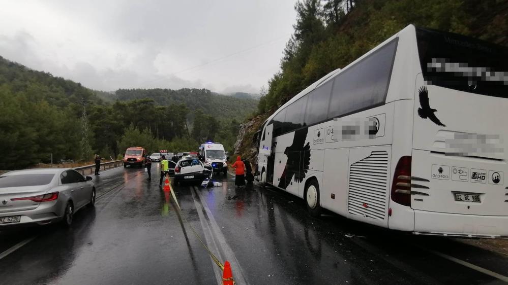 konya-antalya-yolunda-yolcu-otobusu-otomobille-carpisti-2-olu-2-yarali-var.jpg