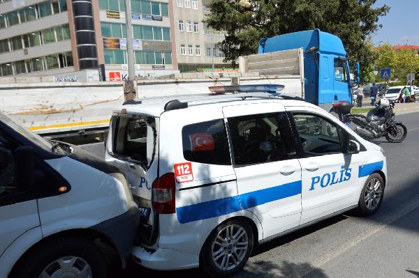 minibusun-carptigi-ekip-aracindaki-2-polis-yaralandi.jpg
