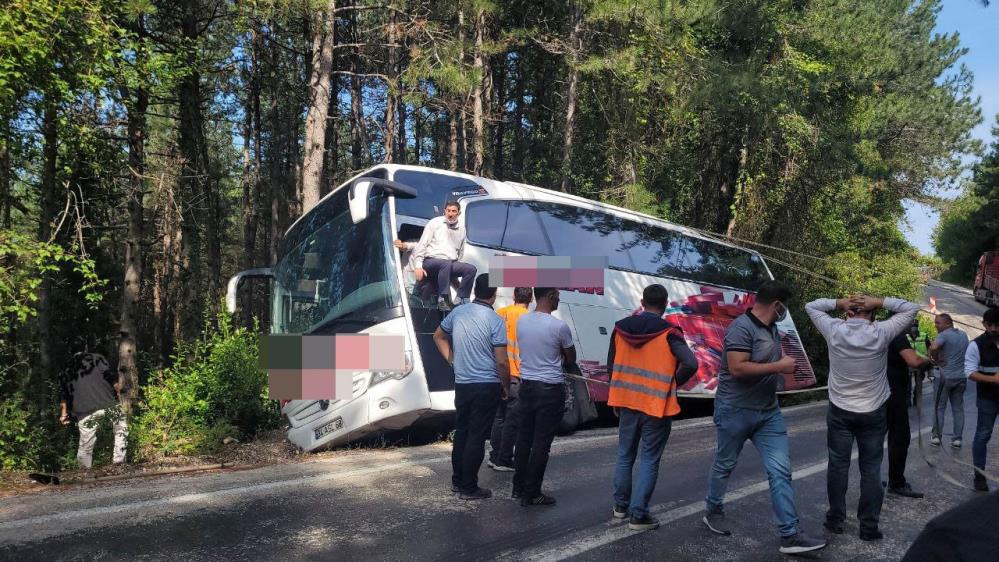35-yolcunun-bulundugu-otobus-ucurumun-kenarinda-asili-kaldi2.jpg