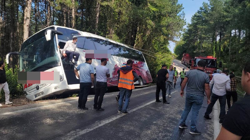 35-yolcunun-bulundugu-otobus-ucurumun-kenarinda-asili-kaldi3.jpg