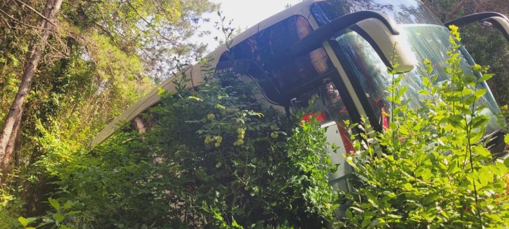 35-yolcunun-bulundugu-otobus-ucurumun-kenarinda-asili-kaldi6.jpg