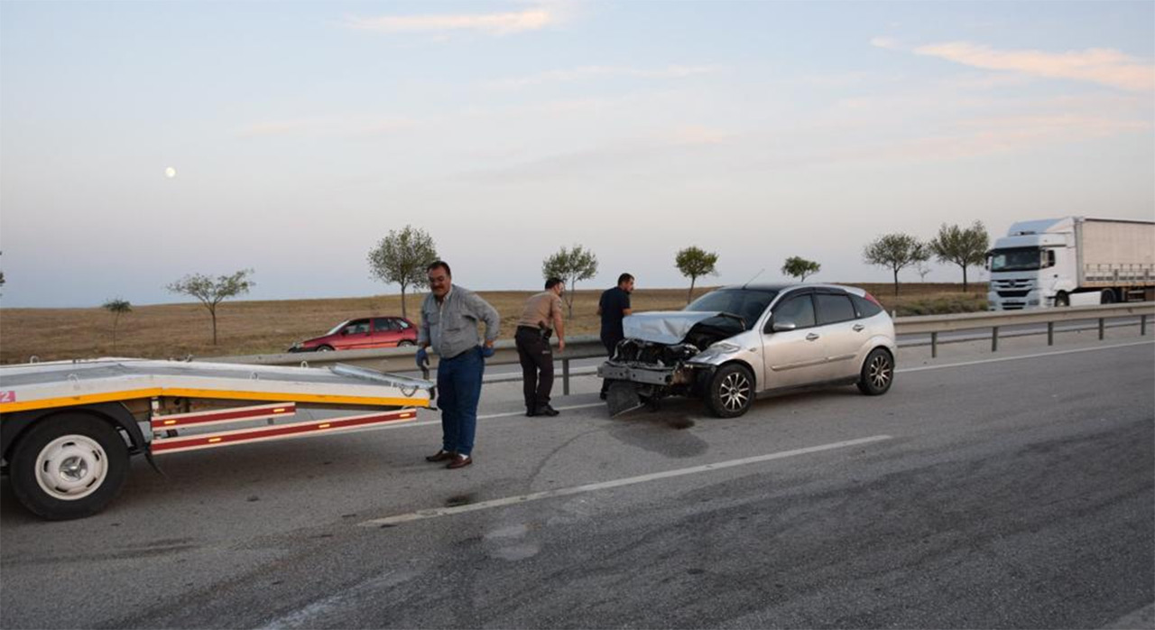 konyada-otomobil-bariyerlere-carpti-aractaki-2-kisi-olumden-dondu1.jpg