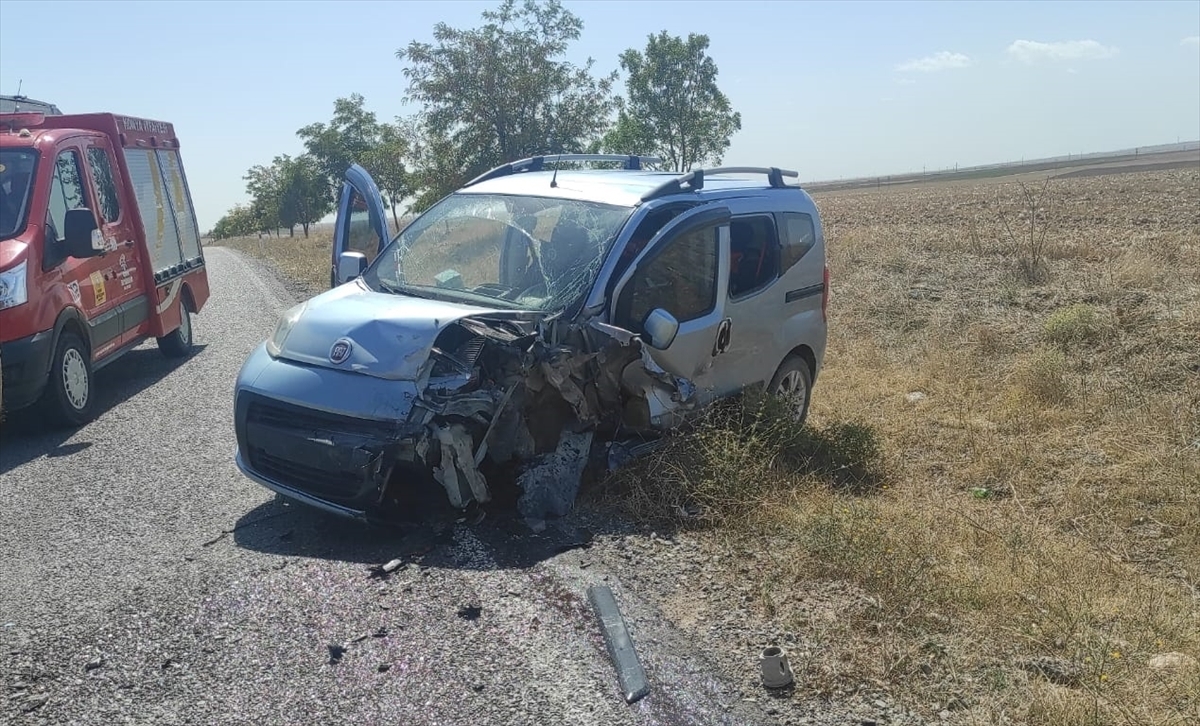 konyada-hafif-ticari-aracla-carpisan-otomobil-bu-hale-geldi-1-olu-3-yarali-001.jpg