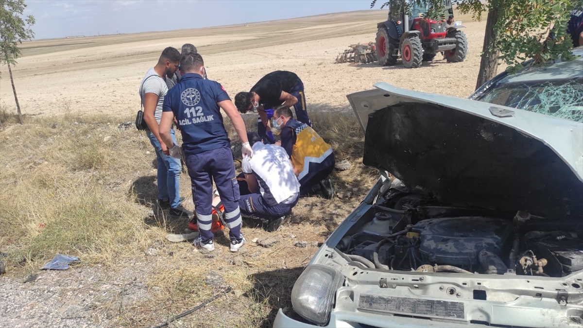 konyada-hafif-ticari-aracla-carpisan-otomobil-bu-hale-geldi-1-olu-3-yarali.jpg
