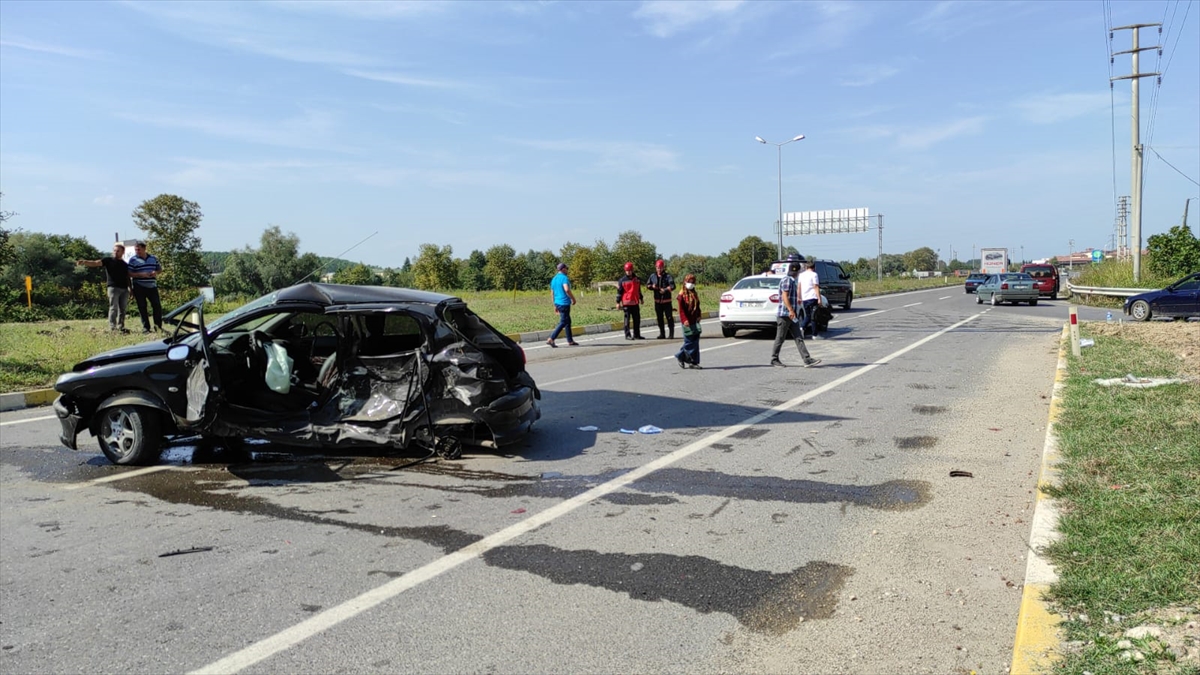 sakaryada-iki-otomobilin-carpismasi-sonucu-1-kisi-oldu-3-kisi-yaralandi-3.jpg