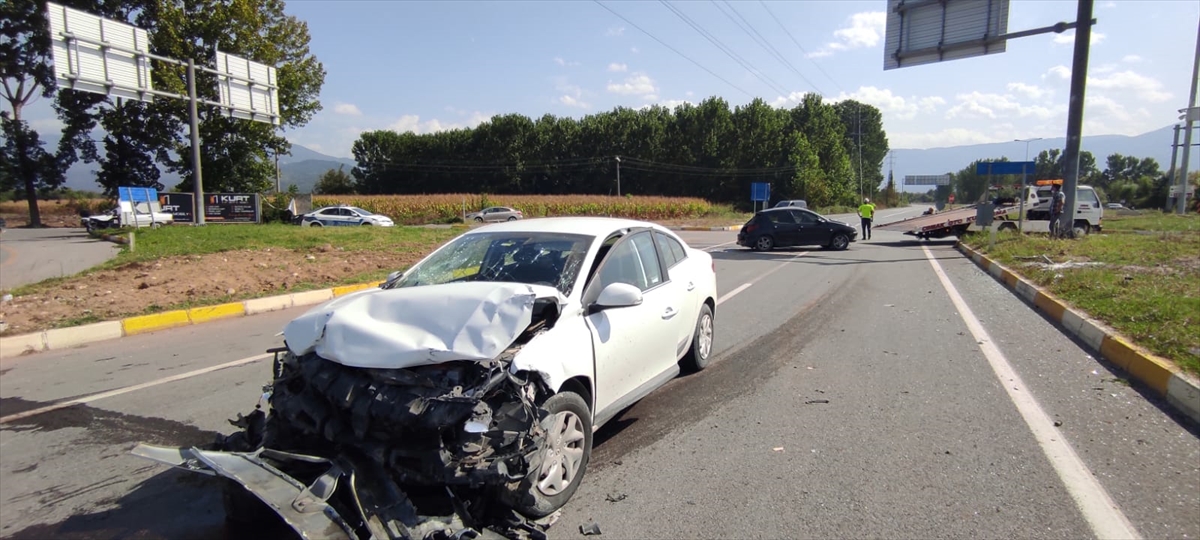 sakaryada-iki-otomobilin-carpismasi-sonucu-1-kisi-oldu-3-kisi-yaralandi-5.jpg