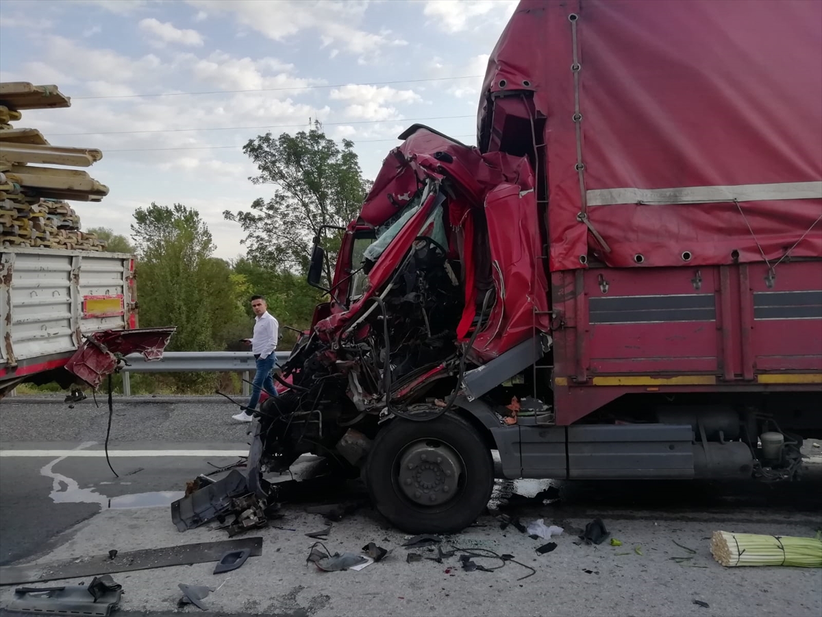 kirklarelinde-tira-carpan-kamyon-surucusu-oldu-1.jpg