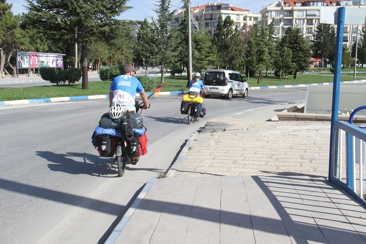 bisikletle-asya-turuna-cikan-alman-att-ve-doktor-esi-konyada-mola-verdi-3.jpg