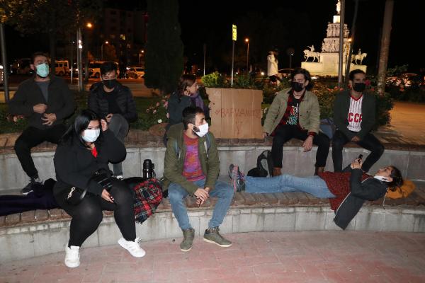 yurt-ve-kira-fiyatlarini-protesto-sonrasi-geceyi-parkta-gecirmek-isteyen-ogrenciler-gozaltina-alindi-004.jpeg