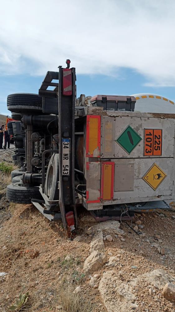 konya-yolunda-faciadan-donuldu-akaryakit-yuklu-tanker-devrildi1.jpg