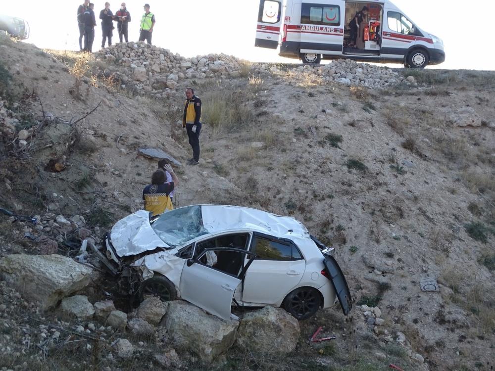 sarampole-devrilen-otomobildeki-1-kisi-oldu-1-kisi-yaralandi4.jpg