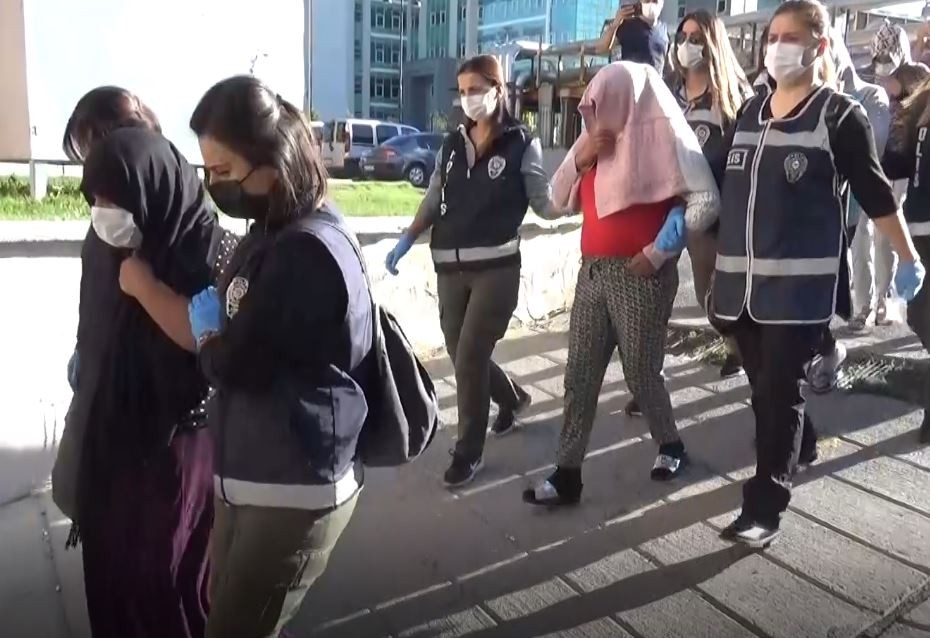 ahlak-polisinin-operasyonunda-yakalanan-supheli-kadin-enayi-cok-olunca-biz-ne-yapalim-001.jpg
