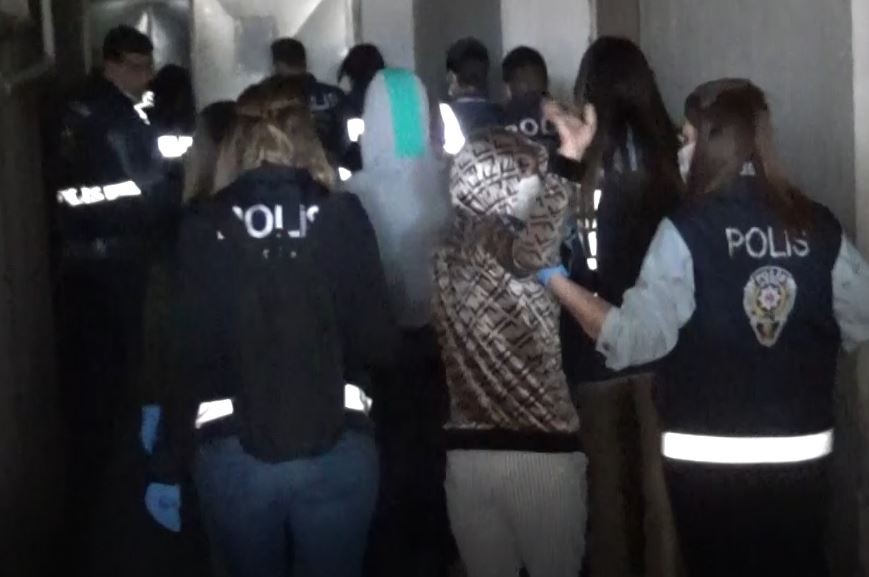 ahlak-polisinin-operasyonunda-yakalanan-supheli-kadin-enayi-cok-olunca-biz-ne-yapalim.jpg
