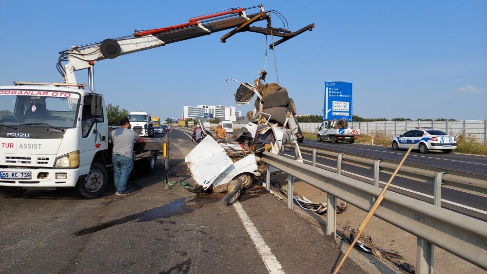 calinti-arac-ters-yola-girdi-tir-ve-otomobille-carpisti-bu-hale-geldi-1-olu-2-yarali-001.jpg