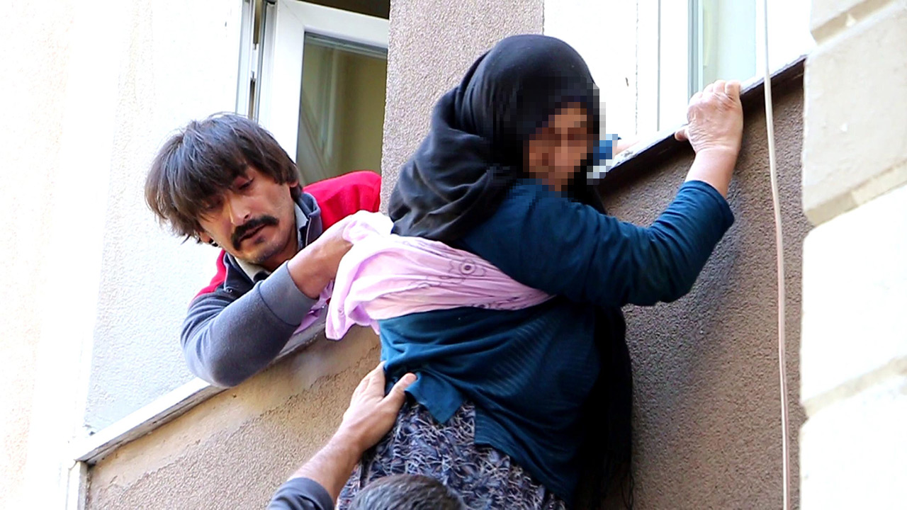 pencereden-atlamak-isteyen-annesini-son-anda-yakaladi2.jpg