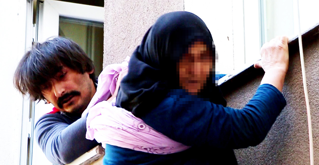 pencereden-atlamak-isteyen-annesini-son-anda-yakaladi3.jpg