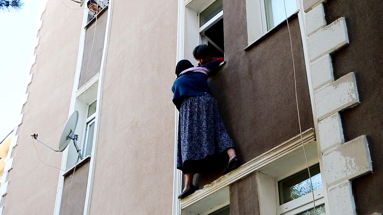 pencereden-atlamak-isteyen-annesini-son-anda-yakaladi5.jpg